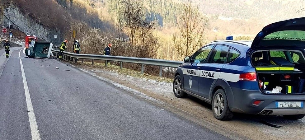 Frontale fra auto e un motocarro ape: 86enne sbalzato dal mezzo per alcuni metri